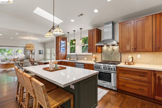 5960 Chabolyn Ter, Oakland, CA 94618