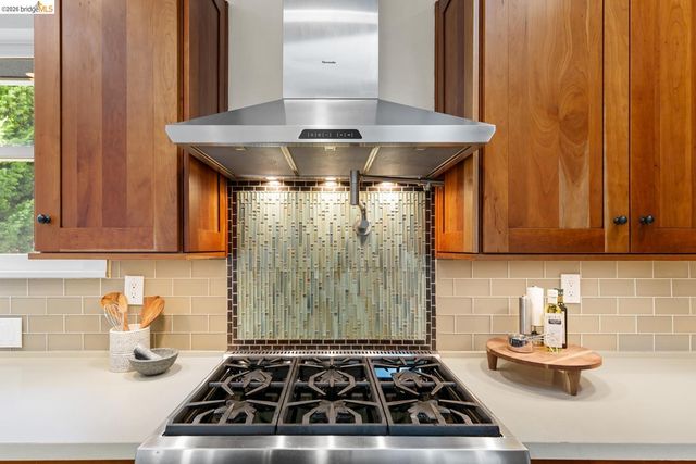5960 Chabolyn Ter, Oakland, CA 94618