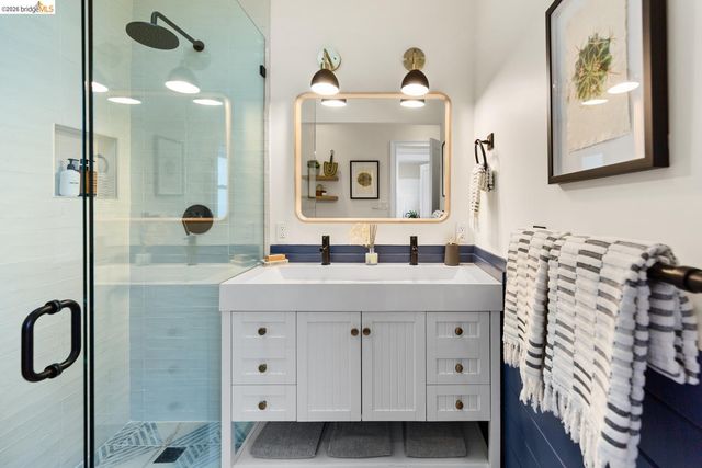 5960 Chabolyn Ter, Oakland, CA 94618