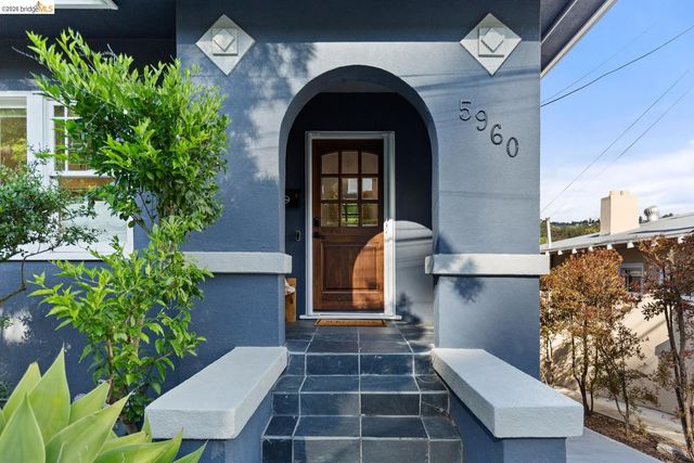 5960 Chabolyn Ter, Oakland, CA 94618
