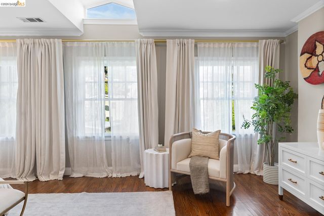 5960 Chabolyn Ter, Oakland, CA 94618