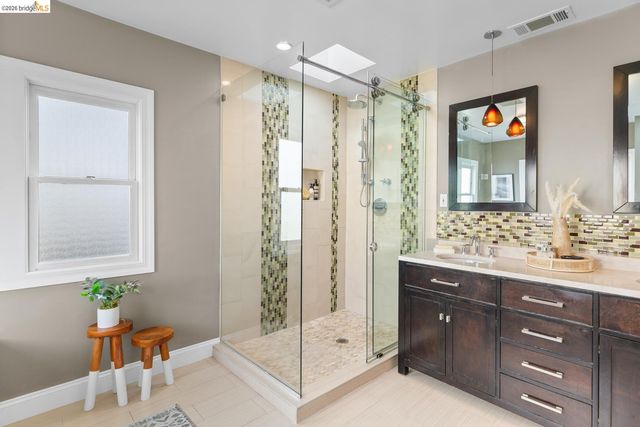 5960 Chabolyn Ter, Oakland, CA 94618