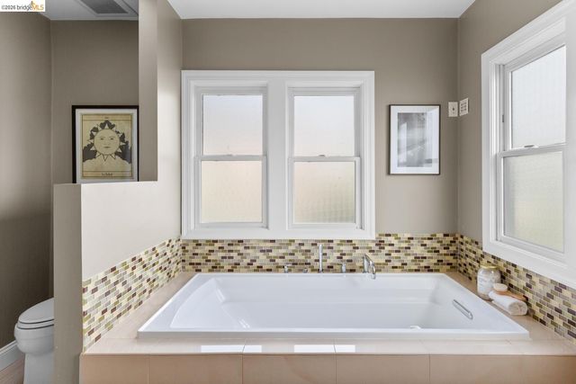 5960 Chabolyn Ter, Oakland, CA 94618