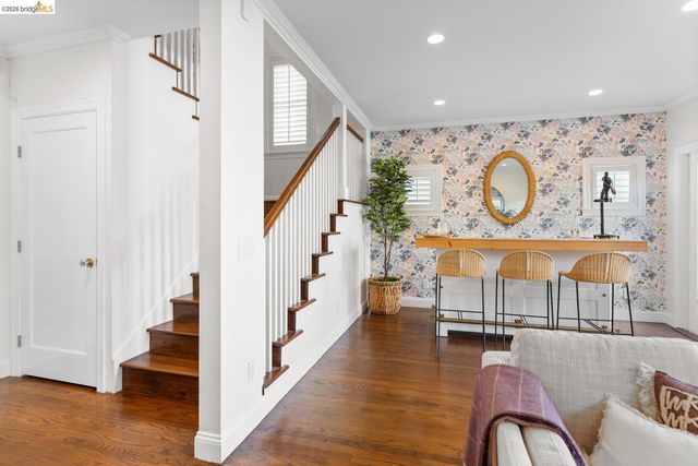 5960 Chabolyn Ter, Oakland, CA 94618