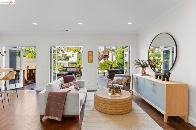 5960 Chabolyn Ter, Oakland, CA 94618