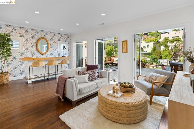 5960 Chabolyn Ter, Oakland, CA 94618