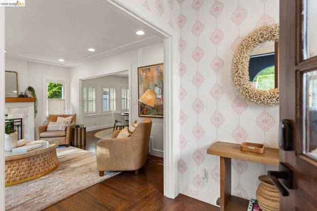 5960 Chabolyn Ter, Oakland, CA 94618