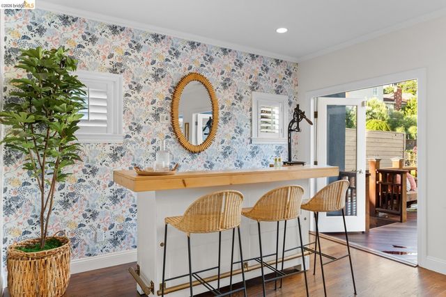 5960 Chabolyn Ter, Oakland, CA 94618