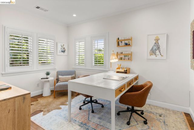5960 Chabolyn Ter, Oakland, CA 94618