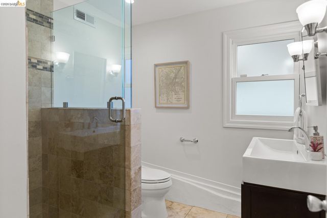5960 Chabolyn Ter, Oakland, CA 94618