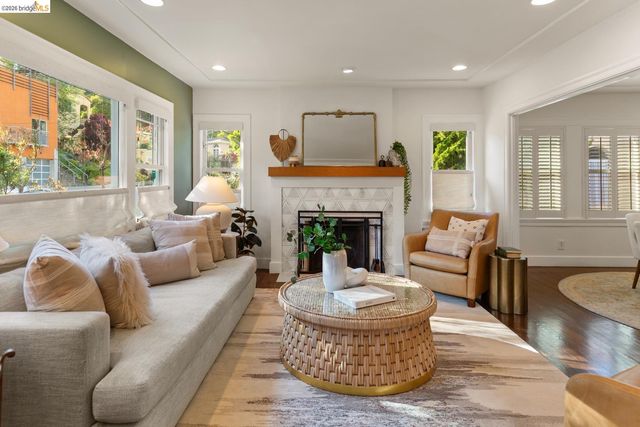 5960 Chabolyn Ter, Oakland, CA 94618