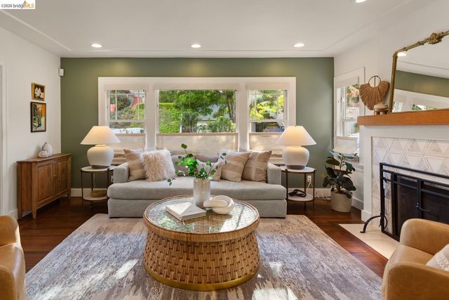 5960 Chabolyn Ter, Oakland, CA 94618
