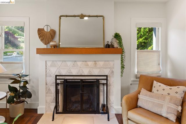 5960 Chabolyn Ter, Oakland, CA 94618