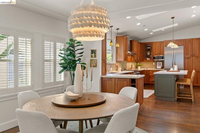 5960 Chabolyn Ter, Oakland, CA 94618