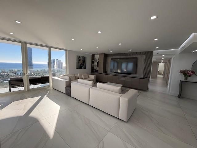 19707 Turnberry Way 23J, Aventura, FL 33180