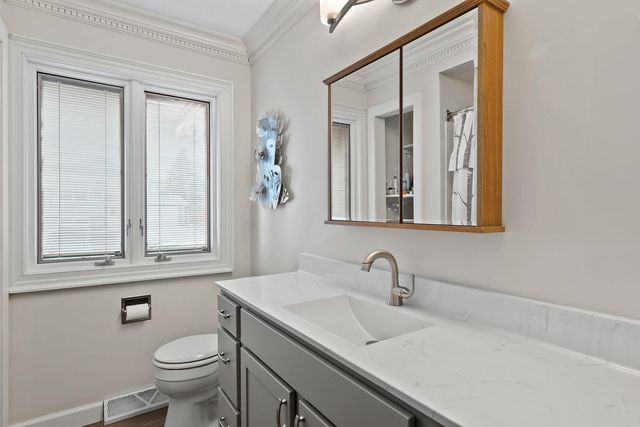 3719 N Thornwood Avenue, Davenport, IA 52806