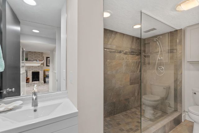 3719 N Thornwood Avenue, Davenport, IA 52806