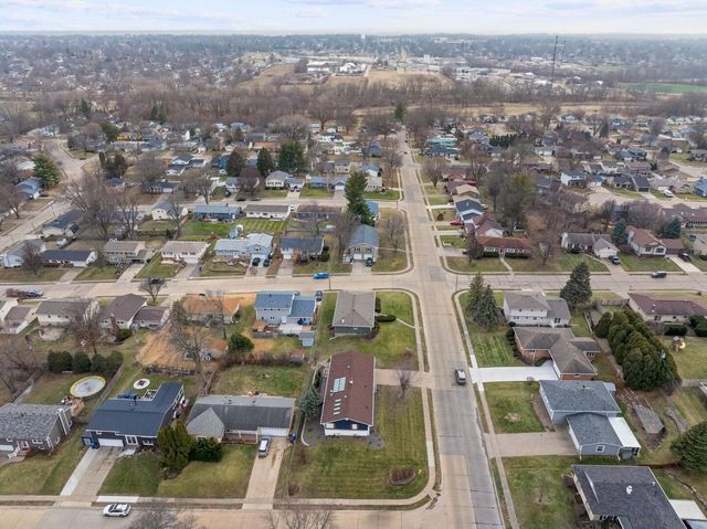 3719 N Thornwood Avenue, Davenport, IA 52806