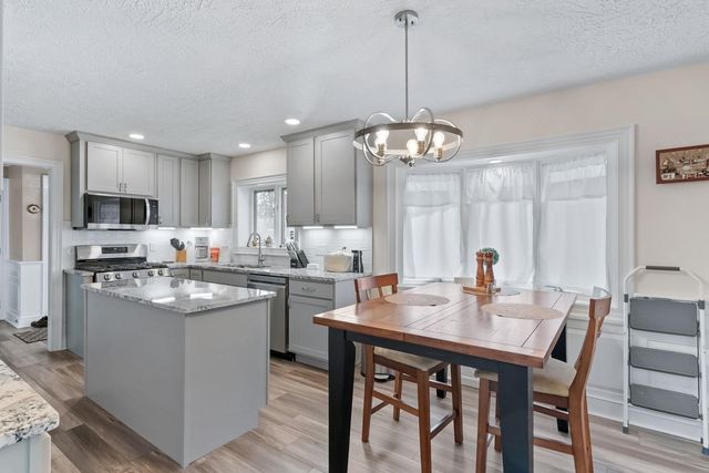 3719 N Thornwood Avenue, Davenport, IA 52806