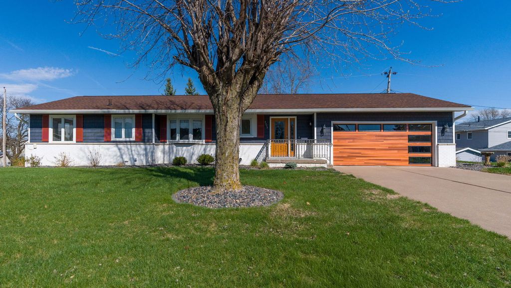3719 N Thornwood Avenue, Davenport, IA 52806