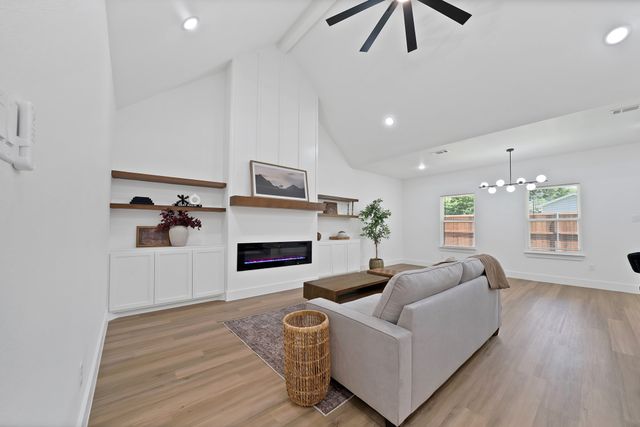 1021 E Richmond Avenue, Fort Worth, TX 76104