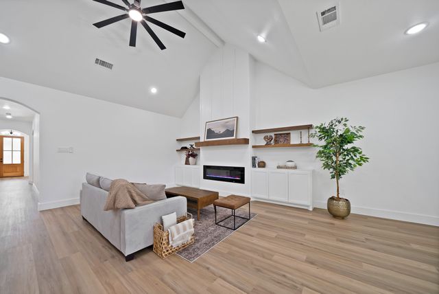 1021 E Richmond Avenue, Fort Worth, TX 76104