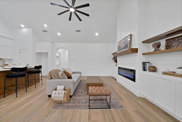 1021 E Richmond Avenue, Fort Worth, TX 76104
