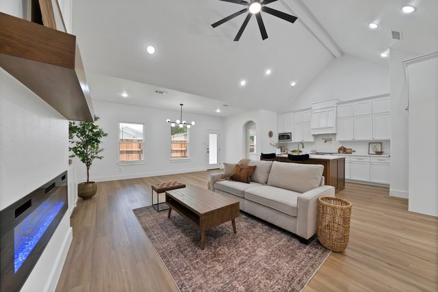 1021 E Richmond Avenue, Fort Worth, TX 76104
