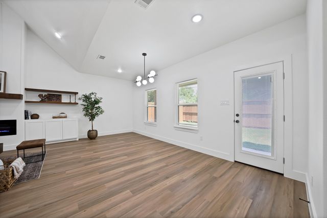 1021 E Richmond Avenue, Fort Worth, TX 76104