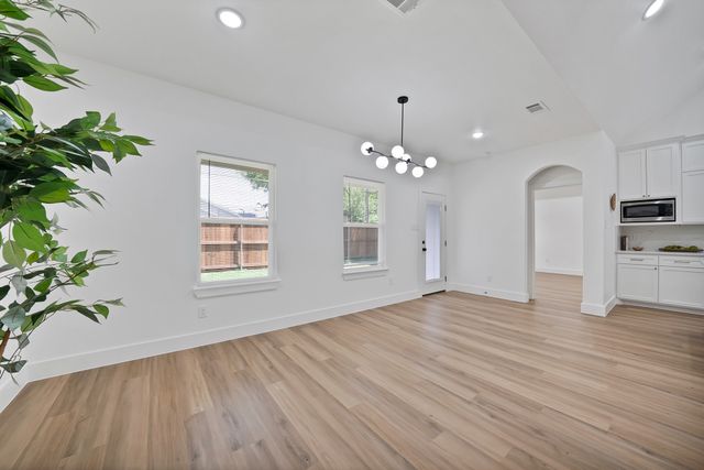 1021 E Richmond Avenue, Fort Worth, TX 76104