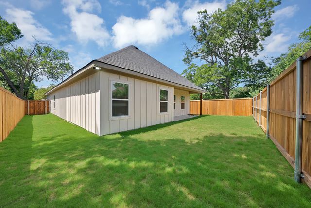 1021 E Richmond Avenue, Fort Worth, TX 76104