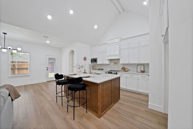 1021 E Richmond Avenue, Fort Worth, TX 76104