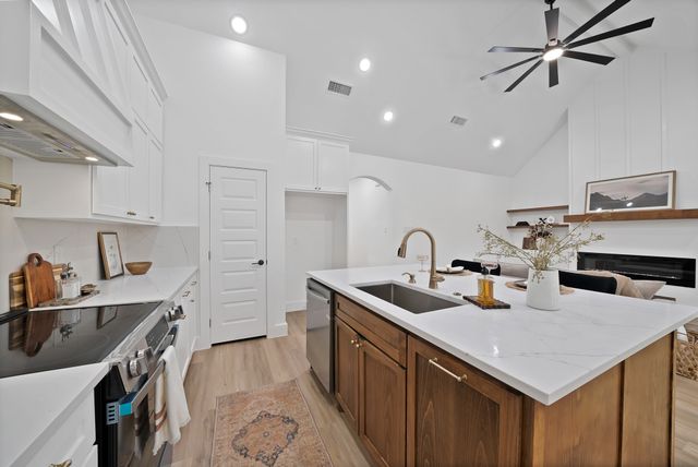1021 E Richmond Avenue, Fort Worth, TX 76104