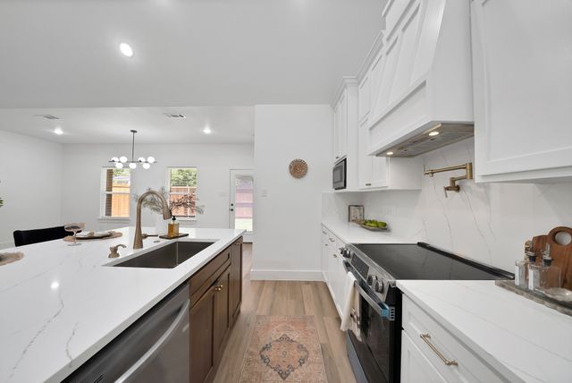 1021 E Richmond Avenue, Fort Worth, TX 76104