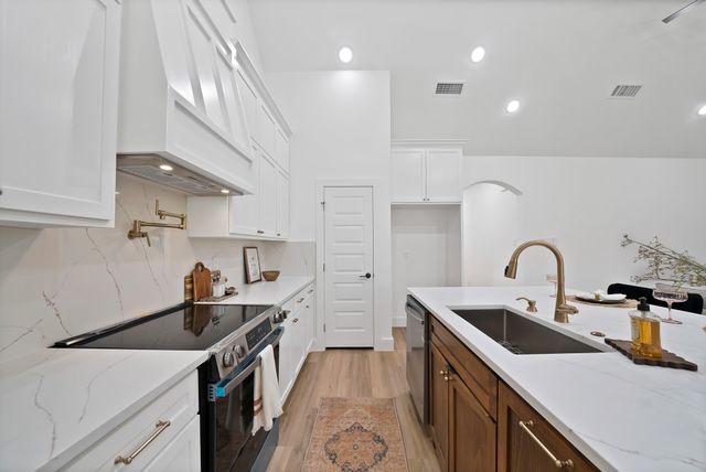 1021 E Richmond Avenue, Fort Worth, TX 76104