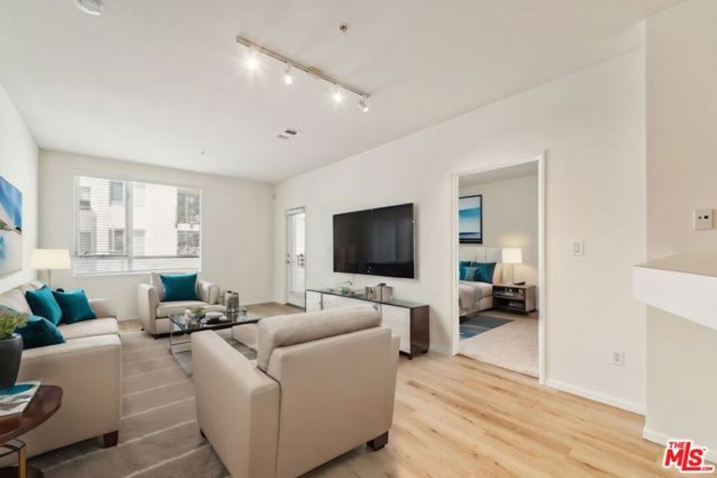 6400 Crescent Parkway 217, Los Angeles, CA 90094