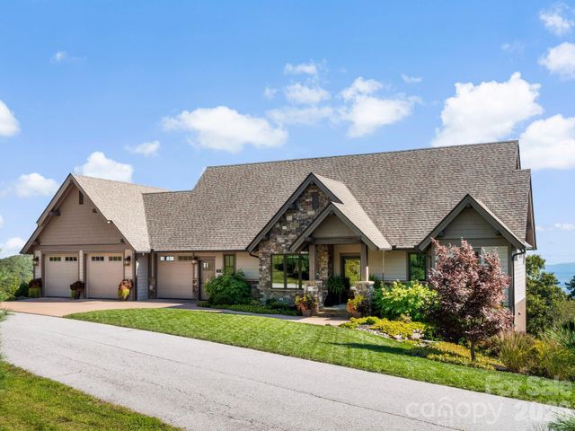 320 Summerset Drive, Hendersonville, NC 28792