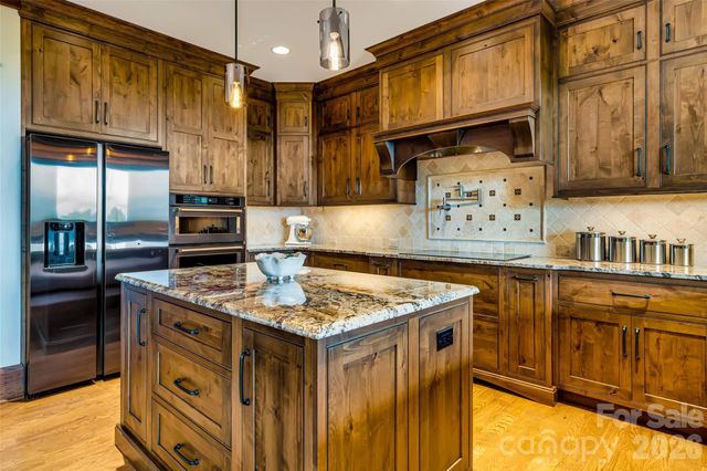 320 Summerset Drive, Hendersonville, NC 28792
