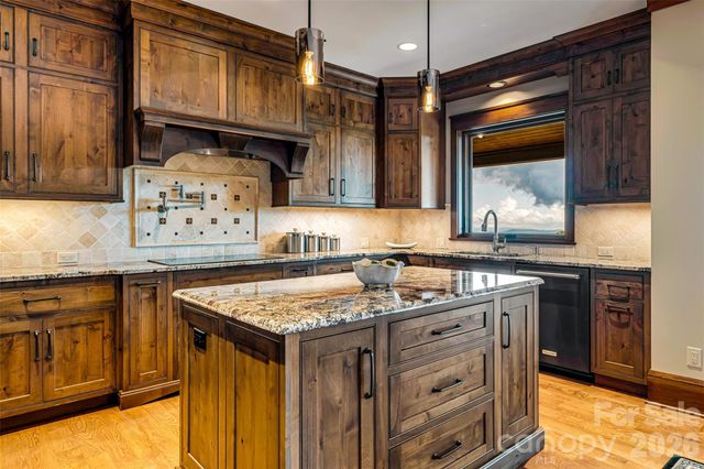320 Summerset Drive, Hendersonville, NC 28792
