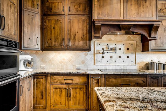320 Summerset Drive, Hendersonville, NC 28792
