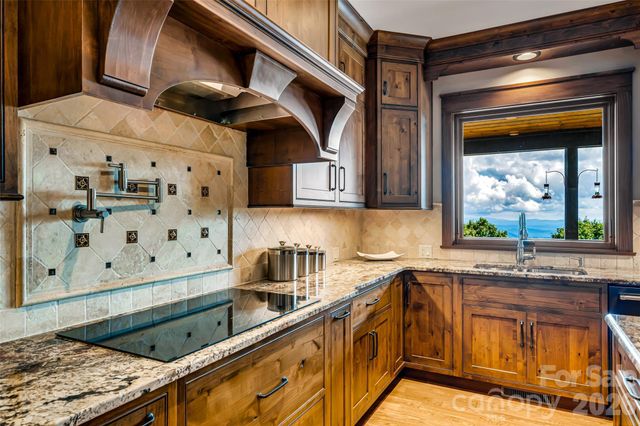 320 Summerset Drive, Hendersonville, NC 28792