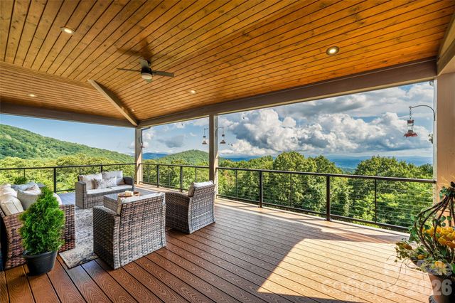 320 Summerset Drive, Hendersonville, NC 28792