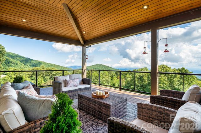 320 Summerset Drive, Hendersonville, NC 28792