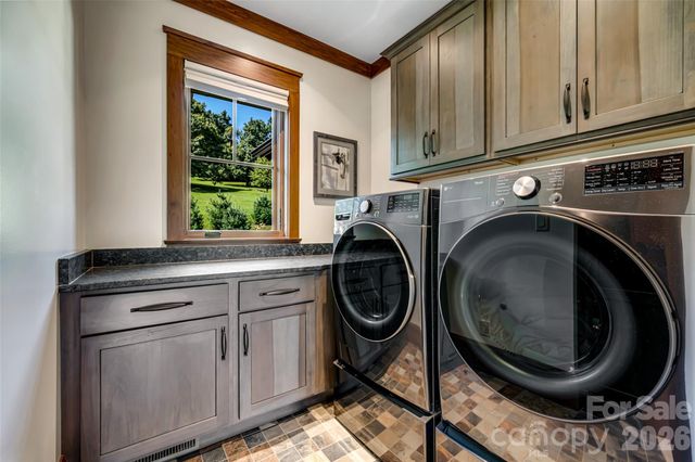 320 Summerset Drive, Hendersonville, NC 28792