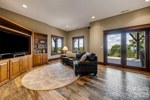 320 Summerset Drive, Hendersonville, NC 28792
