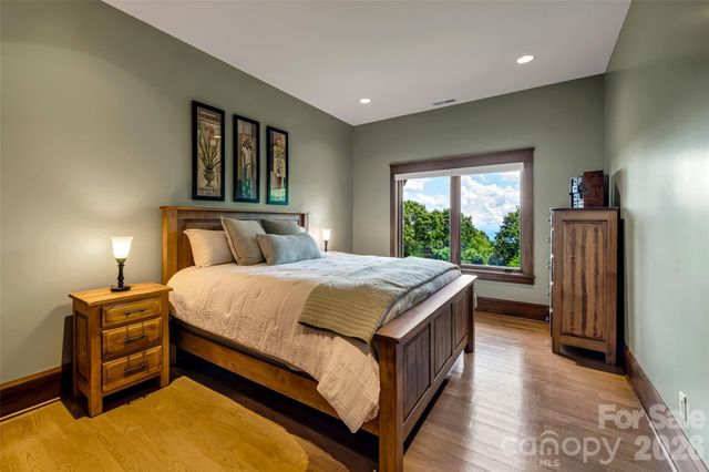 320 Summerset Drive, Hendersonville, NC 28792
