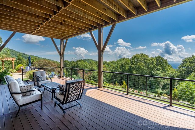 320 Summerset Drive, Hendersonville, NC 28792
