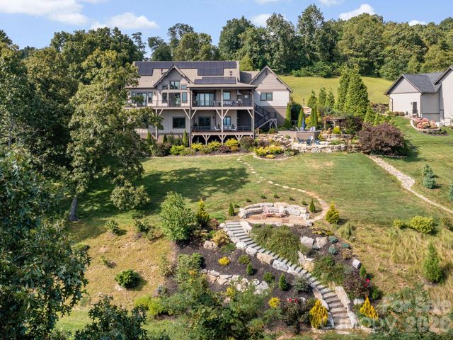 320 Summerset Drive, Hendersonville, NC 28792