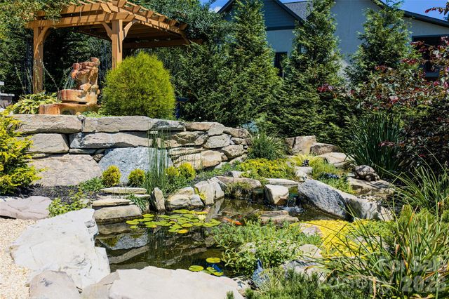 320 Summerset Drive, Hendersonville, NC 28792
