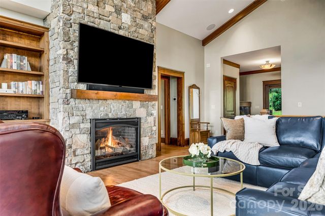 320 Summerset Drive, Hendersonville, NC 28792